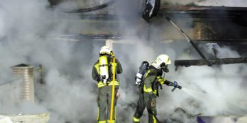 Bomberos del 112 extinguen un incendio declarado en la terraza de un local hostelero de Laredo