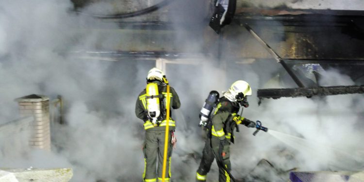 Bomberos del 112 extinguen un incendio declarado en la terraza de un local hostelero de Laredo