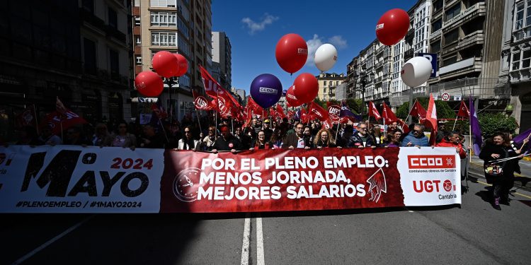 La manifestación del 1º de mayo congrega en Santander a cerca de 8.000 personas
