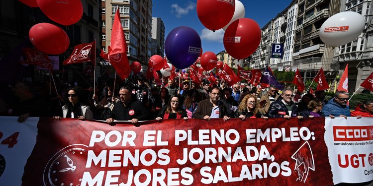 La manifestación del 1º de mayo congrega en Santander a cerca de 8.000 personas