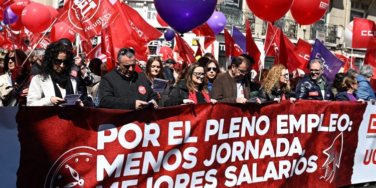La manifestación del 1º de mayo congrega en Santander a cerca de 8.000 personas