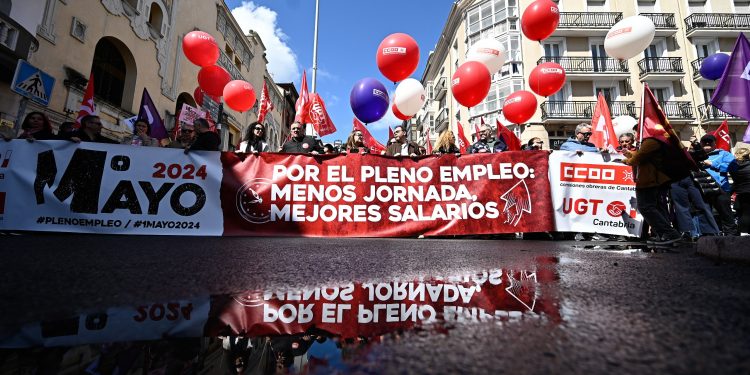 La manifestación del 1º de mayo congrega en Santander a cerca de 8.000 personas