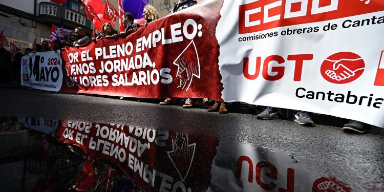 La manifestación del 1º de mayo congrega en Santander a cerca de 8.000 personas