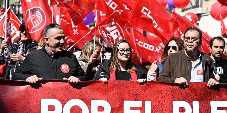 La manifestación del 1º de mayo congrega en Santander a cerca de 8.000 personas