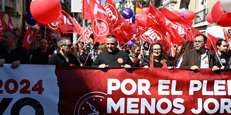 La manifestación del 1º de mayo congrega en Santander a cerca de 8.000 personas