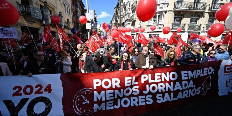 La manifestación del 1º de mayo congrega en Santander a cerca de 8.000 personas
