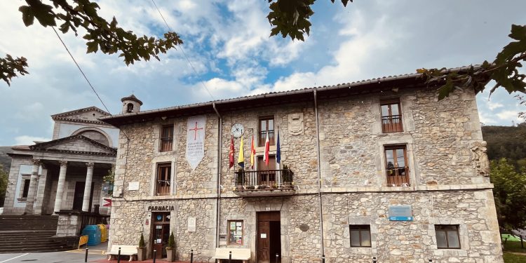 Fomento y ayuntamiento de Arredondo estudian la reparación de la cubierta de la casa consistorial