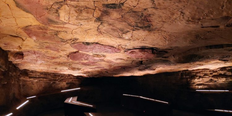 La Neocueva se ilumina con la luz original de Altamira en el Día Internacional de los Museos y la Noche Europea de los Museos