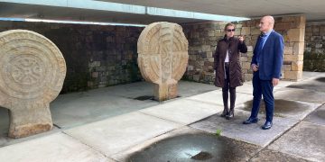 Eva Guillermina Fernández visita el parque de Las Estelas e infraestructuras deportivas en Los Corrales de Buelna