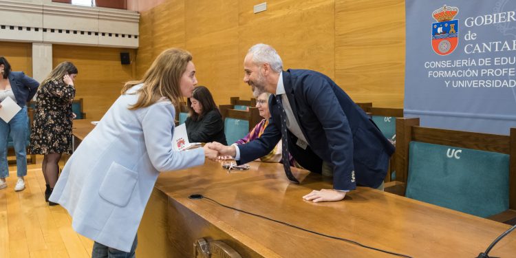 Silva reconoce que la sociedad cada día demanda más a los docentes y les anima a seguir su labor «con más vocación y con más ilusión»