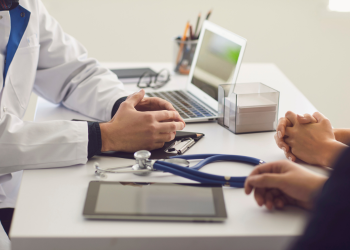 El número de agresiones a profesionales sanitarios en Cantabria creció un 21,43% en 2023