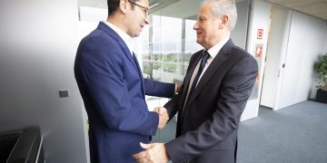 Arasti traslada al alcalde de Val de San Vicente la construcción de seis naves nido en el polígono industrial