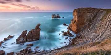 El Gobierno garantizará la estabilidad de la candidatura de Costa Quebrada a Geoparque Mundial de la UNESCO con una financiación plurianual de 200.000 euros