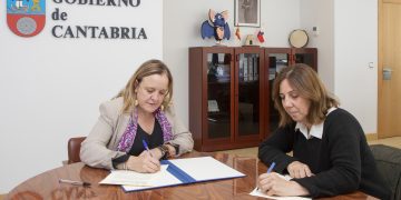 El Gobierno y la Asociación de Periodistas renuevan el convenio de colaboración para formar a los profesionales cántabros