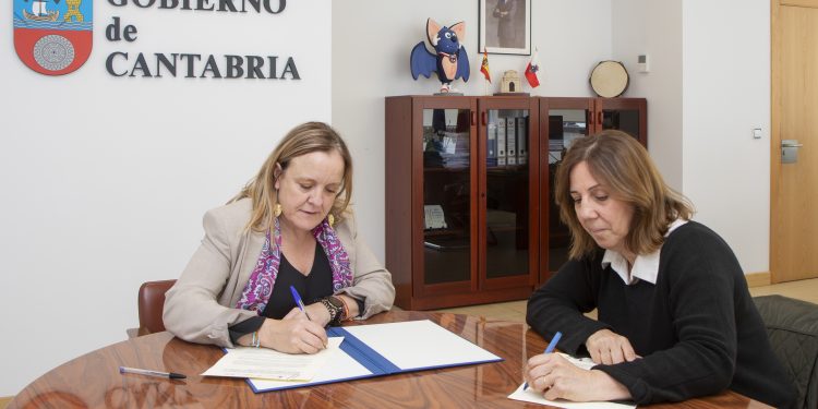 El Gobierno y la Asociación de Periodistas renuevan el convenio de colaboración para formar a los profesionales cántabros