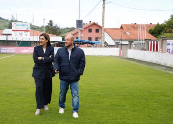 Buruaga firma con el alcalde de Bárcena de Pie de Concha el convenio para instalar césped artificial en el campo de fútbol ‘El Alpedre’