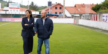 Buruaga firma con el alcalde de Bárcena de Pie de Concha el convenio para instalar césped artificial en el campo de fútbol ‘El Alpedre’