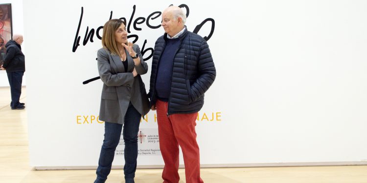 Buruaga reconoce la obra y trayectoria de Indalecio Sobrino durante la visita a su exposición en la Biblioteca Central de Cantabria