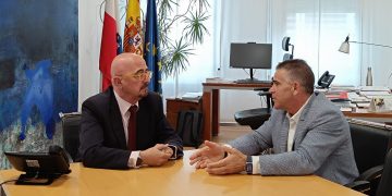 El consejero de Salud se compromete con el alcalde de Argoños a estudiar mejoras en las instalaciones del consultorio