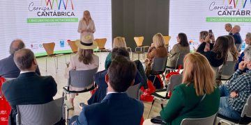 Eva Guillermina Fernández expone ante los empresarios del sector la capacidad de Cantabria para acoger el turismo de congresos
