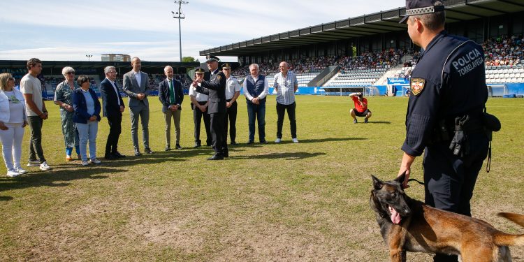 Sergio Silva asiste a la exhibición de perros policía en la que han participado 6.000 escolares de Cantabria