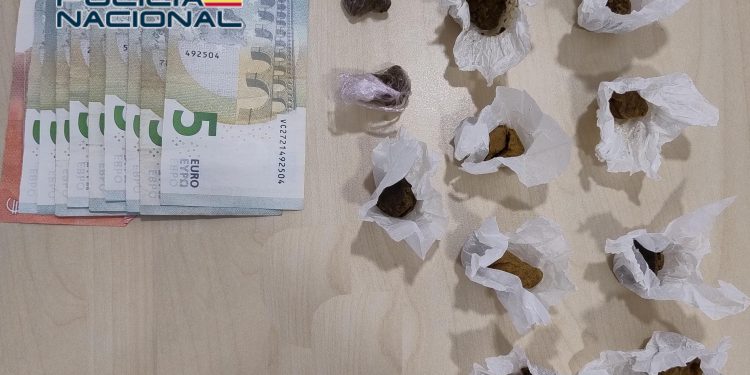 La Policía Nacional detiene a un joven por un delito contra la salud pública