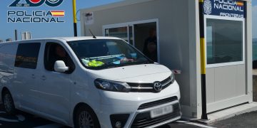 La Policía Nacional detiene a un varón británico, por un delito de quebrantamiento de condena al incumplir la orden de alejamiento que tenía sobre su mujer  y ser interceptado en el embarque del ferry cuando se disponían a viajar juntos