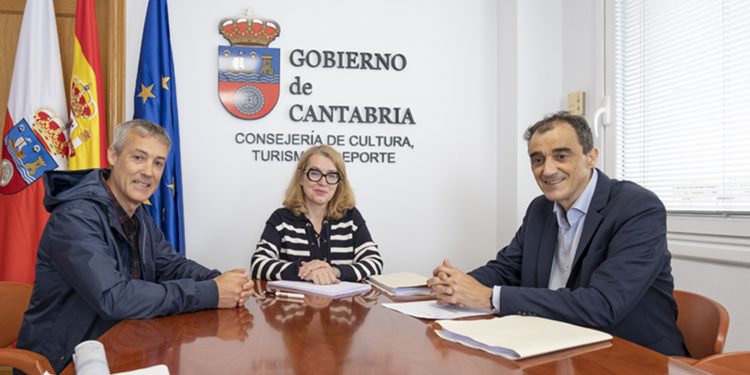 Eva Guillermina Fernández destaca el «potencial» de Alfoz de Lloredo para el desarrollo de proyectos culturales y turísticos «de calidad»