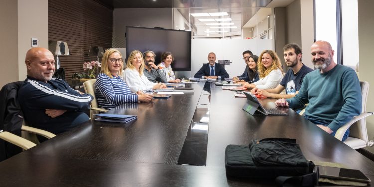 Educación propone solucionar el actual problema de dotación de personal en las aulas de 1 año con la presencia de un maestro y un técnico superior a tiempo completo