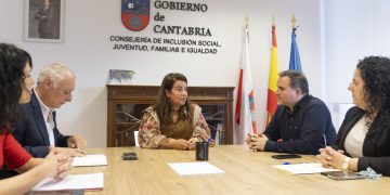 Gómez del Río y el alcalde de Santoña analizan las vías de colaboración en materia de mujer, juventud y servicios sociales