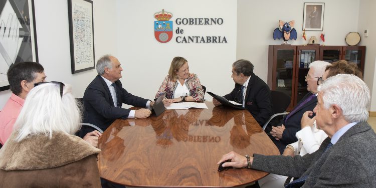 Isabel Urrutia se reúne con representantes de la Asociación de Jueces de Paz de Cantabria