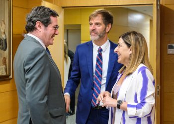 Buruaga aborda con Garamendi la agenda de reformas de Cantabria y la “preocupante” situación política de España