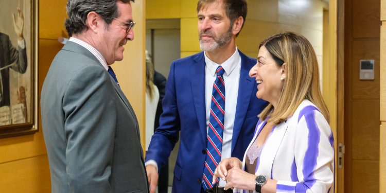 Buruaga aborda con Garamendi la agenda de reformas de Cantabria y la “preocupante” situación política de España