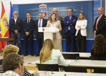 Buruaga firma un acuerdo de legislatura para mejorar las condiciones laborales de los profesionales médicos y abordar los retos de futuro de la sanidad pública