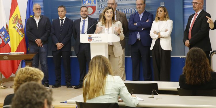 Buruaga firma un acuerdo de legislatura para mejorar las condiciones laborales de los profesionales médicos y abordar los retos de futuro de la sanidad pública