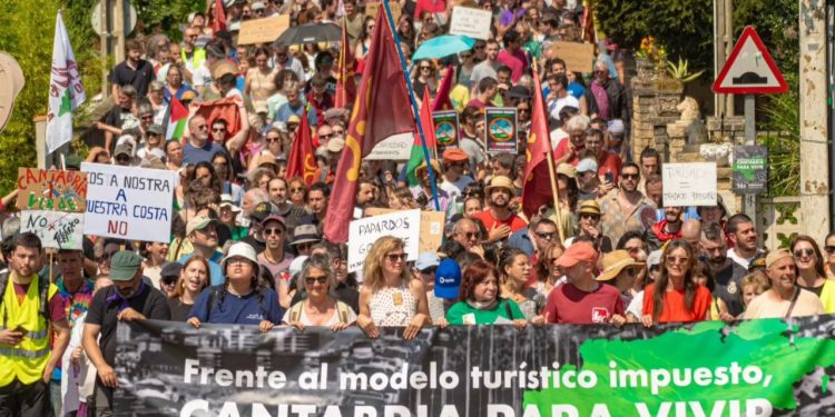 Más de un millar de personas se manifiestan contra el modelo turístico