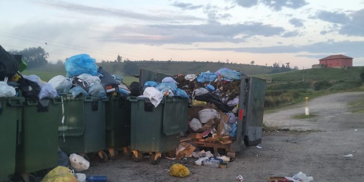 La huelga del servicio de basuras de El Brusco sigue adelante con la vista puesta en la reunión tripartita convocada por la Mancomunidad