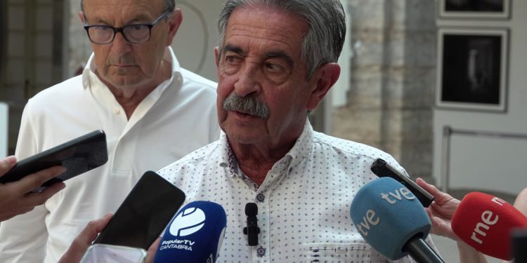 Revilla advierte a Agüeros que «la batalla» de la financiación autonómica no es recibir más dinero sino garantizar que cubra el coste real de los servicios