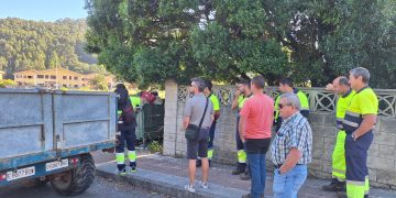 La plantilla del servicio de recogida de basuras de la Mancomunidad El Brusco secunda al completo la primera jornada de huelga indefinida