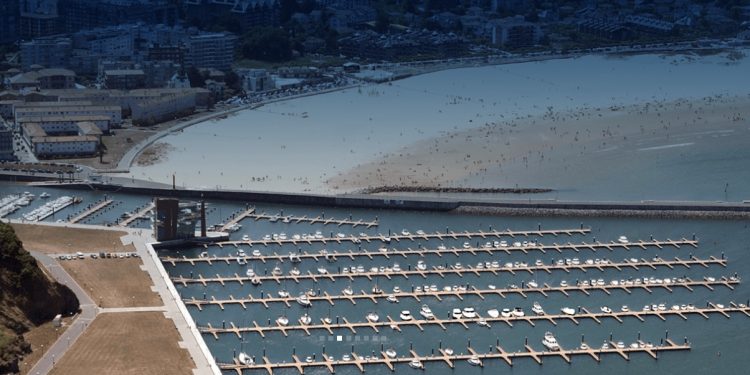 Fomento renueva los pantalanes del puerto de Laredo