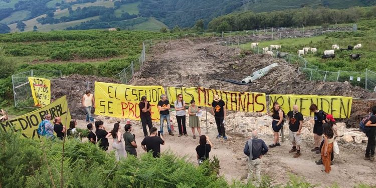 Protesta vecinal en Cantabria por irregularidades en construcción de polígono eólico