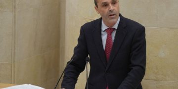 Alonso dice a Zuloaga que «es difícil poder trabajar con alguien, como Pedro Sánchez, que no quiere reunirse contigo»