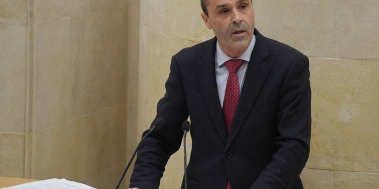 Alonso dice a Zuloaga que «es difícil poder trabajar con alguien, como Pedro Sánchez, que no quiere reunirse contigo»