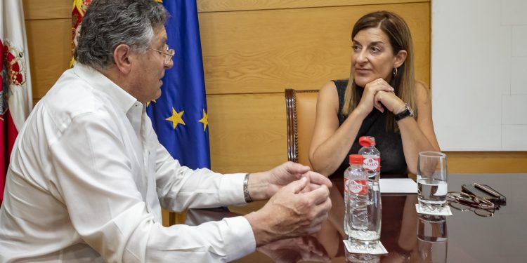 Buruaga anuncia al alcalde la conclusión este año de la mejora de la carretera entre Galizano y Langre, tras una inversión de 2,8 millones