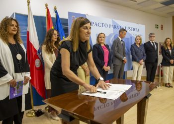 La presidenta Buruaga firma con todos los agentes judiciales el primer Pacto para la Justicia en Cantabria