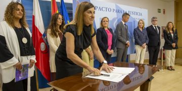 La presidenta Buruaga firma con todos los agentes judiciales el primer Pacto para la Justicia en Cantabria