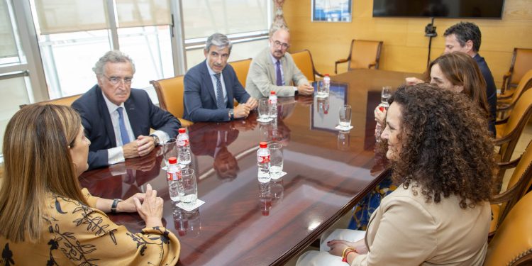 La presidenta aborda con la consejera delegada de AXA España el nuevo centro médico del Hospital Mompía en Santander