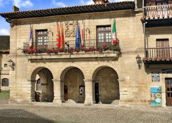 La alcaldesa y el exalcalde de Santillana del Mar detenidos por presuntos delitos contra la administración pública