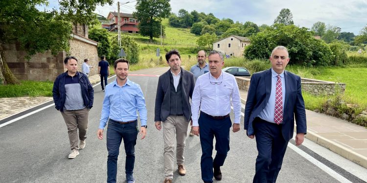 Fomento invertirá casi 334.000 euros en la construcción de un vial para mejorar la salida de vehículos desde el centro de Liérganes