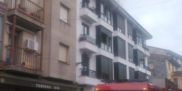 Bomberos del Gobierno extinguen un incendio declarado en una vivienda de Ampuero